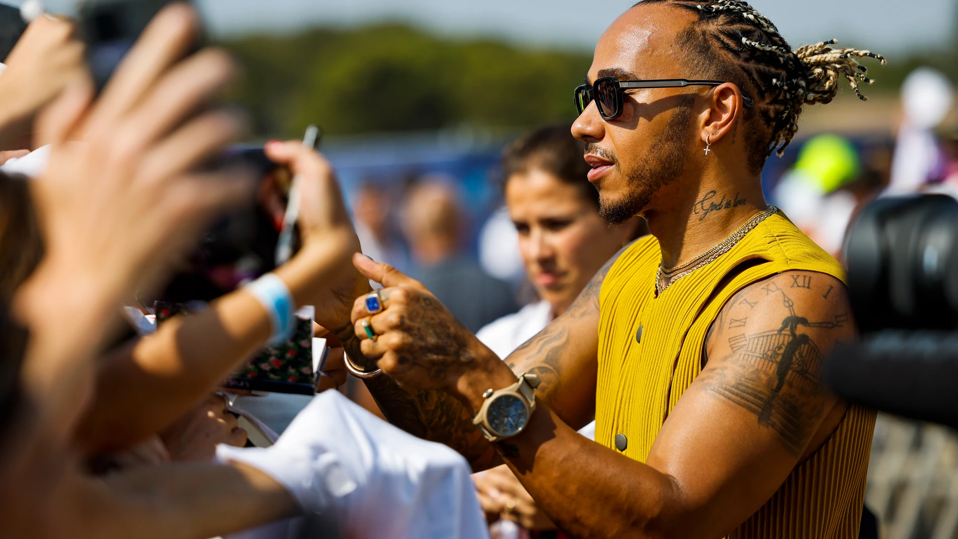 Lewis Hamilton firma autógrafos en el circuito de Paul Ricard