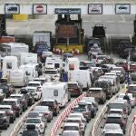 Cola de coches en la facturación del puerto de Dover mientras muchas familias se embarcan en escapadas al inicio de las vacaciones de verano de muchos colegios de Inglaterra y Gales, en Kent, Inglaterra