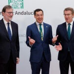 Juanma Moreno, entre el expresidente del Gobierno Mariano Rajoy y el presidente del PP, Alberto Núñez Feijóo, este sábado en Sevilla