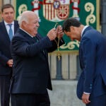 Jesús Aguirre impone la medalla del presidente del Parlamento andaluz a Juanma Moreno, este sábado en Sevilla