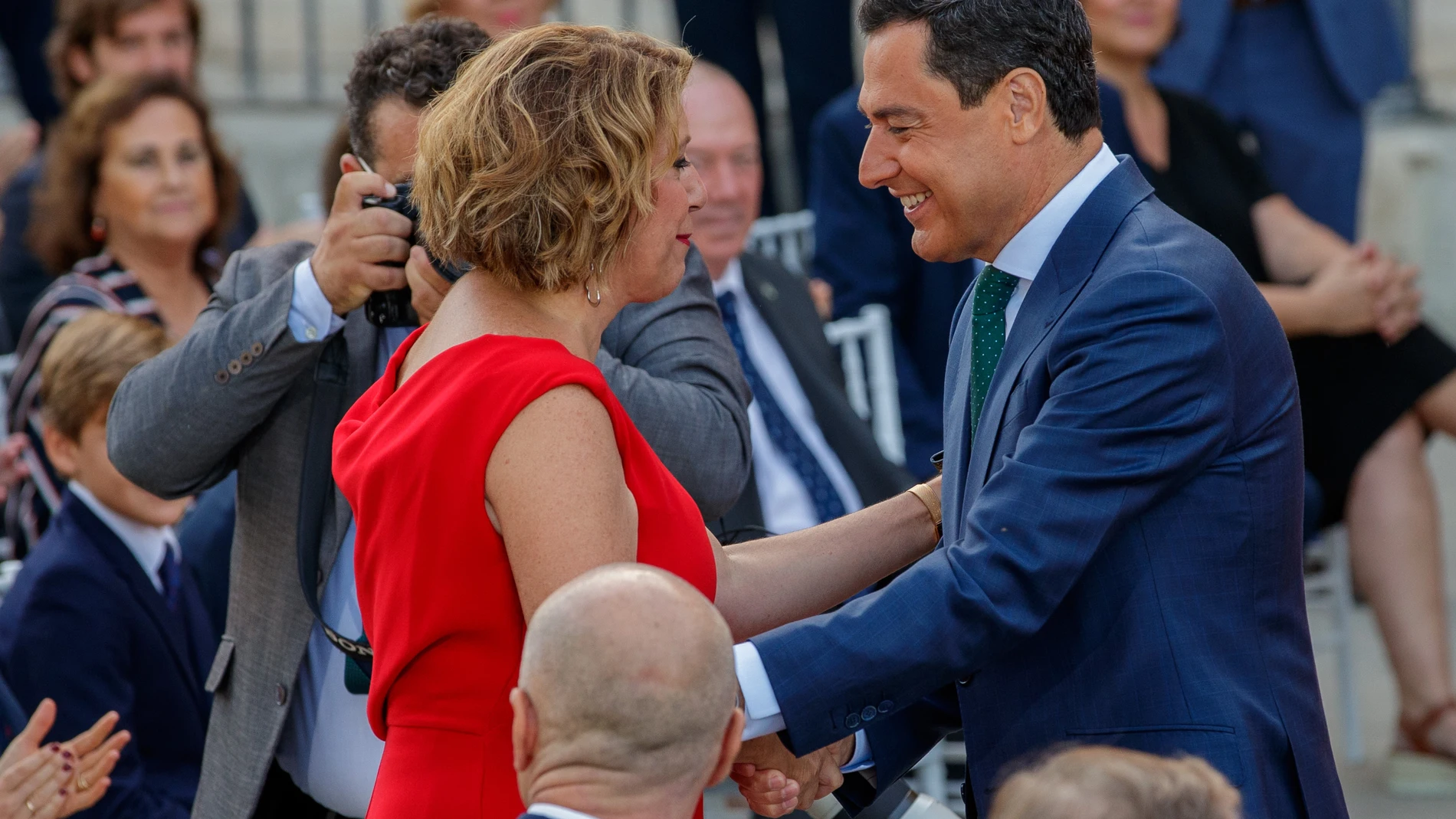 El presidente de la Junta de Andalucía, Juanma Moreno, y la expresidenta Susana Díaz, se saludan