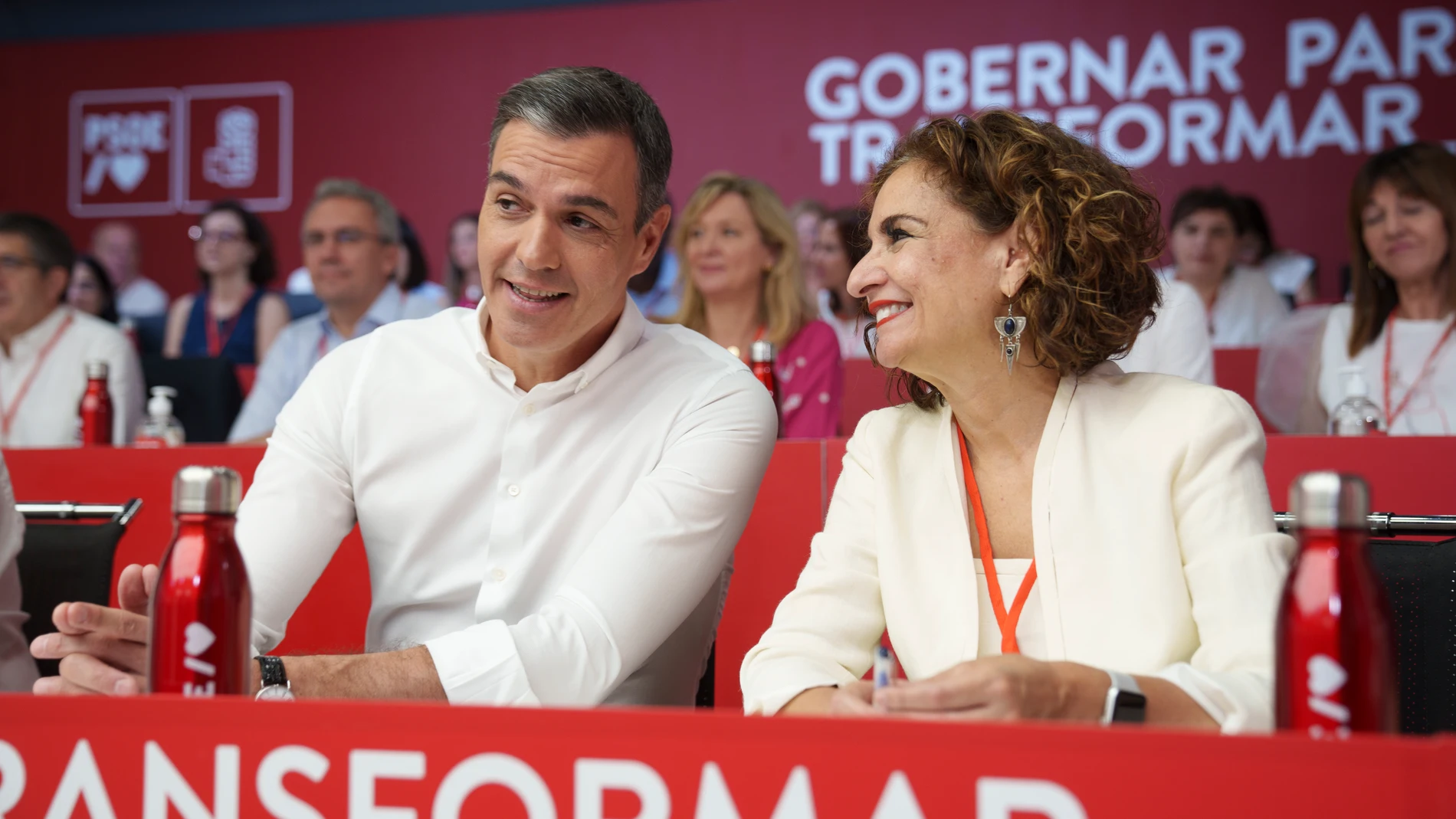 El presidente del Gobierno, Pedro Sánchez, junto a la ministra de Hacienda y vicesecretaria general del PSOE, María Jesús Montero