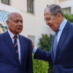 El Ministro de Exteriores ruso conversa con el Secretario General de la Liga Árabe, Ahmed Aboul Gheit.