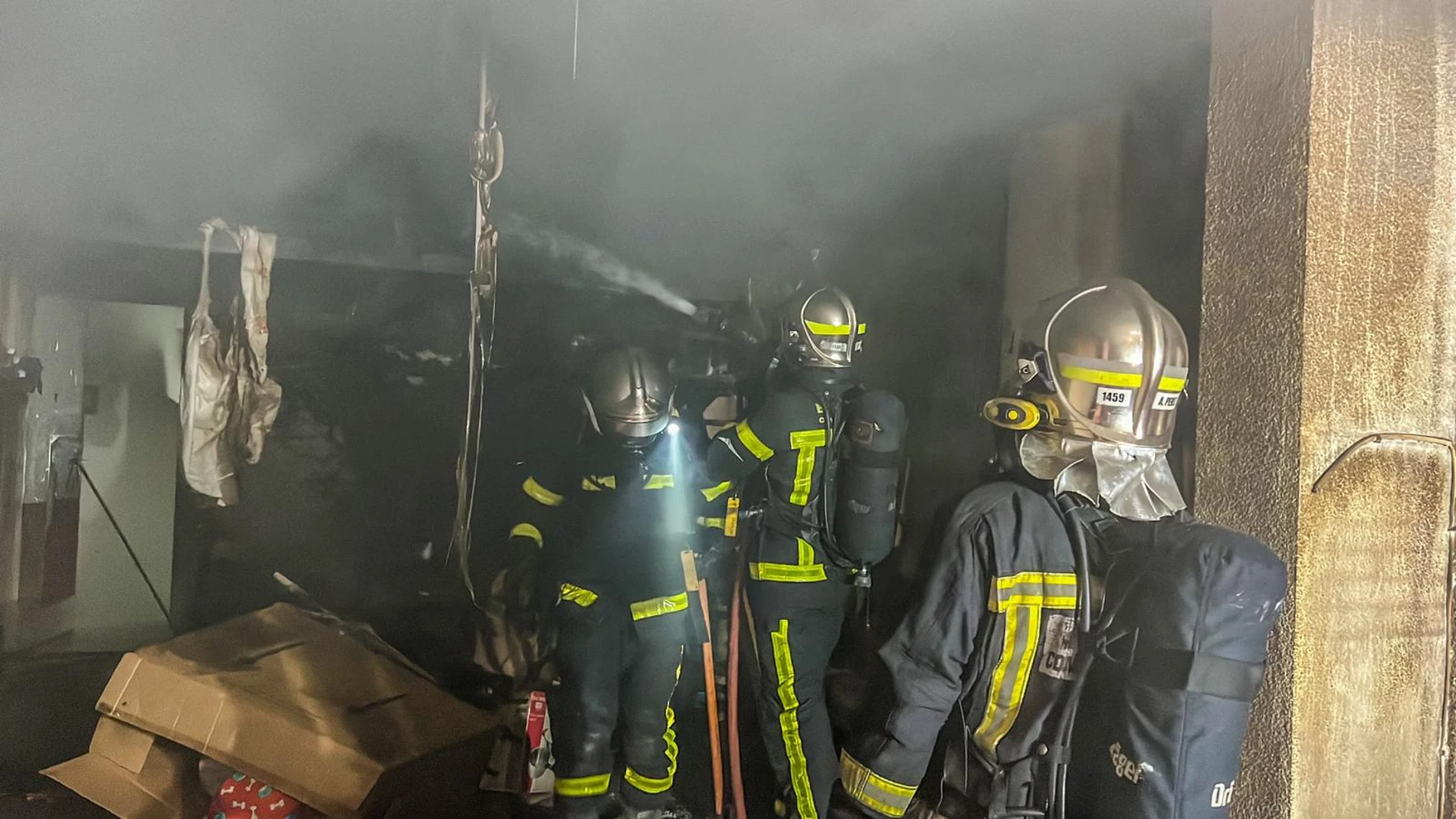 MADRID, 24/07/2022.- Un varón de 48 años ha ingresado este domingo en estado crítico en el hospital de Getafe resultado tras sufrir quemaduras graves en el incendio del garaje de un chalé en Parla. El incendio estaba localizado en el interior del garaje y cuando los bomberos han podido acceder a él han hallado a un hombre en el suelo que estaba en parada cardiorrespiratoria. EFE/Emergencias 112 Comunidad de Madrid - SOLO USO EDITORIAL/SOLO DISPONIBLE PARA ILUSTRAR LA NOTICIA QUE ACOMPAÑA (CRÉDITO OBLIGATORIO) -