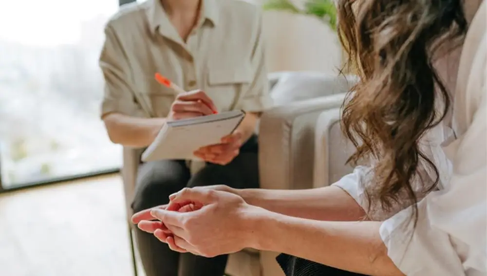 Una mujer en la consulta del psicólogo
