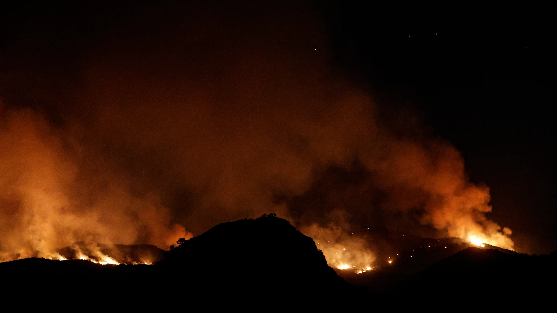 Medios aéreos del Ministerio se han incorporado al incendio de Calles
