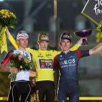 Vingegaard, con Pogacar y Thomas en el podio