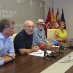 El vicepresidente de la Diputación de León, Matías Llorente, y la diputada de Desarrollo Rural, Avelina Vidal, acompañan al presidente de la Denominación de Origen León, Rafael Blanco, y al alcalde de Valencia de Don Juan, Juan Pablo Regadera