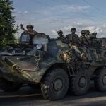 Soldados ucranianos sobre un vehículo blindado, en una carretera de la región de Donetsk, en el este de Ucrania