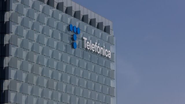 Fachada de la sede de la multinacional española Telefónica, situada en la Ronda de la Comunicación, en el denominado Distrito Telefónica, a 22 de Julio de 2022, en el barrio de Las Tablas, Madrid, (España)Telefónica se ha convertido en el primer operador de telecomunicaciones del mundo en obtener la validación de sus objetivos medioambientales de cero emisiones netas por parte de la iniciativa Science Based Targets (SBTi). 22 JULIO 2022; Ricardo Rubio / Europa Press 22/07/2022