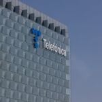 Fachada de la sede de la multinacional española Telefónica, situada en la Ronda de la Comunicación, en el denominado Distrito Telefónica, a 22 de Julio de 2022, en el barrio de Las Tablas, Madrid, (España)Telefónica se ha convertido en el primer operador de telecomunicaciones del mundo en obtener la validación de sus objetivos medioambientales de cero emisiones netas por parte de la iniciativa Science Based Targets (SBTi). 22 JULIO 2022; Ricardo Rubio / Europa Press 22/07/2022