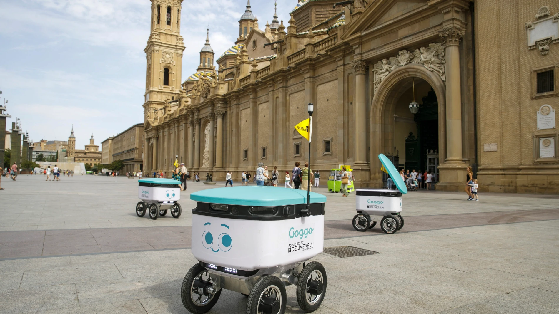 ZARAGOZA, 25/07/2022.- La compañía Goggo Network ha presentado este lunes en la Plaza del Pilar de Zaragoza una iniciativa para acoger un proyecto de robots de reparto en la ciudad. EFE/Javier Cebollada