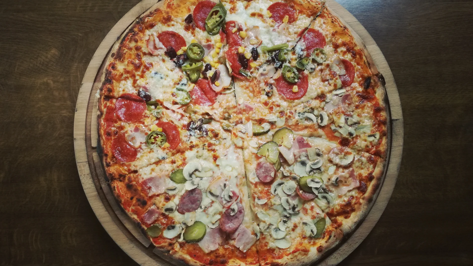 Pizza de salami y pepperoni