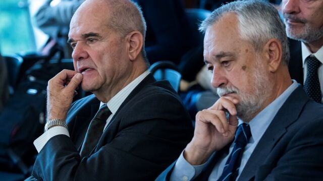 Los expresidentes socialistas andaluces José Antonio Griñán y Manuel Chaves