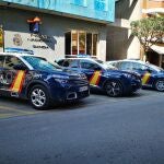 Coches de policía frente a la Comisaría de Gandia