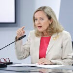 La vicepresidenta primera del Gobierno y ministra de Economía, Nadia Calviño, durante la rueda de prensa tras el Consejo de Ministros