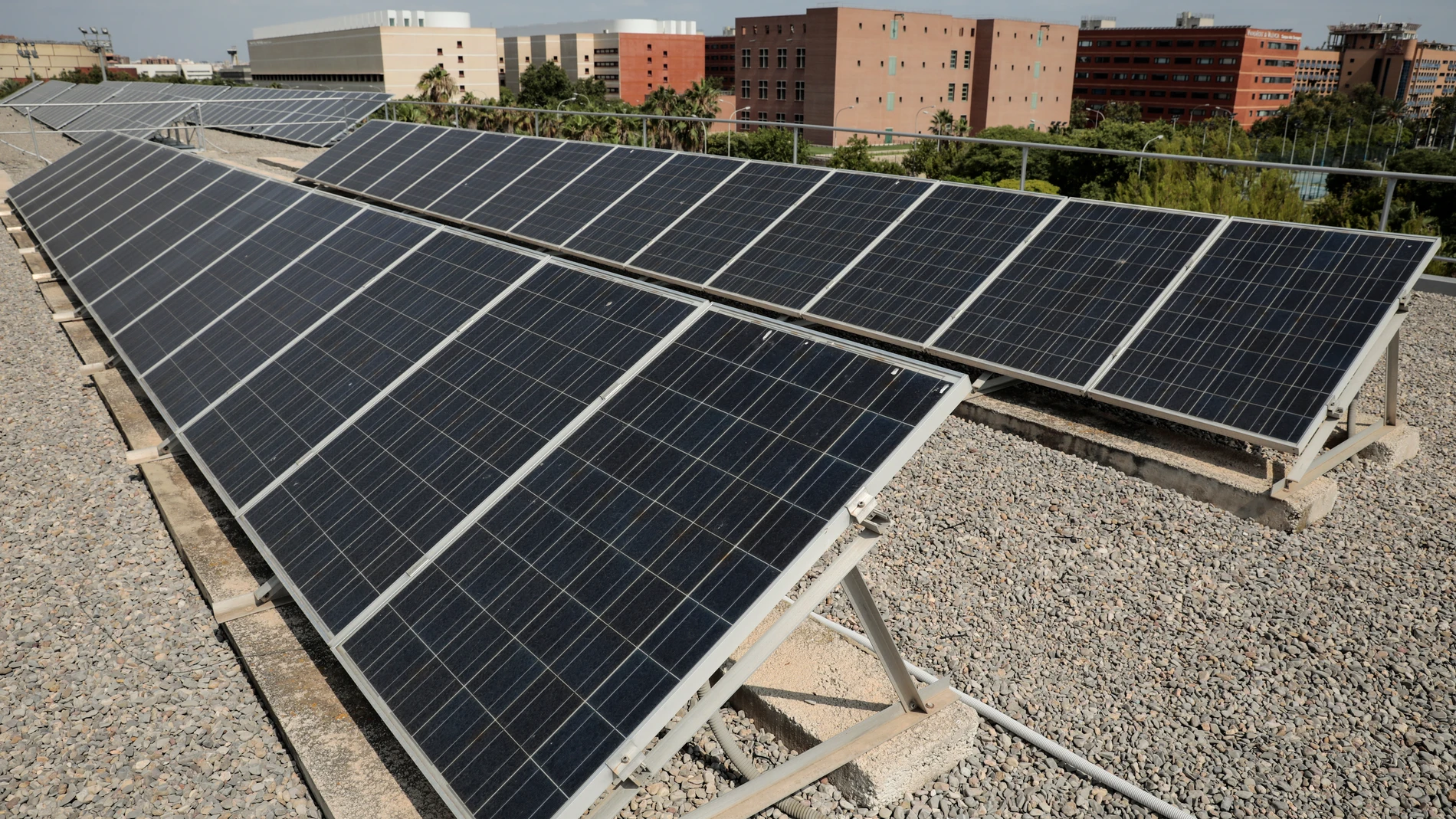 En la imagen placas fotovoltaicas en el IES Cabanyal
