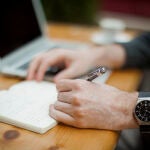 Más del 10 % de las personas escriben con la mano izquierda