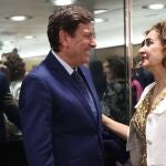 El consejero de Economía y Hacienda, Carlos Fernández Carriedo, saluda a la ministra de Hacienda María Jesús Montero, en un encuentro anterior
