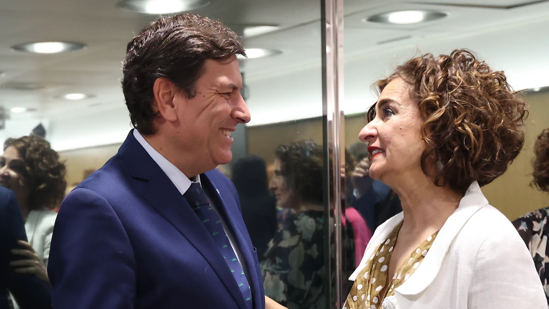 El consejero de Economía y Hacienda, Carlos Fernández Carriedo, saluda a la ministra de Hacienda María Jesús Montero, en un encuentro anterior