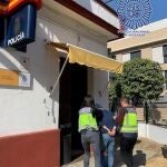 Dos agentes conducen a un detenido al interior de la Comisaría de Policía de Nervión