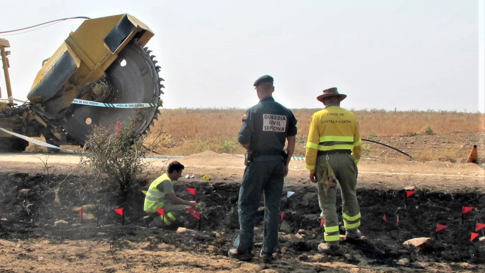 Varios bomberos participan en la extinción de incendios