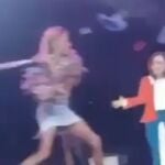 El momento en el que la imagen de Ayuso fue golpeada con un bate