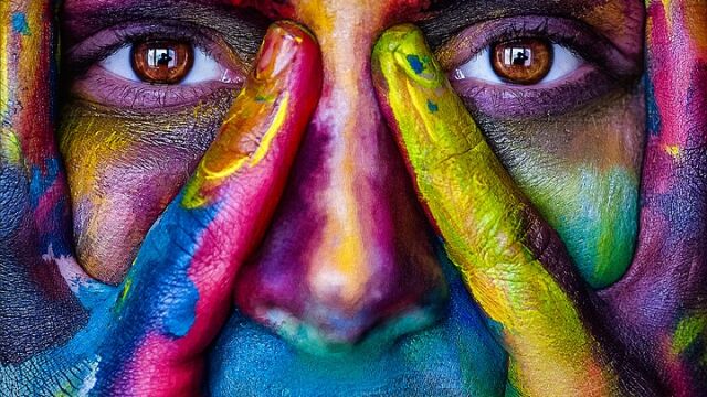 Fotografía de una mirada con diferentes tonalidades de color pintados.