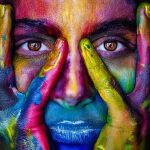 Fotografía de una mirada con diferentes tonalidades de color pintados.