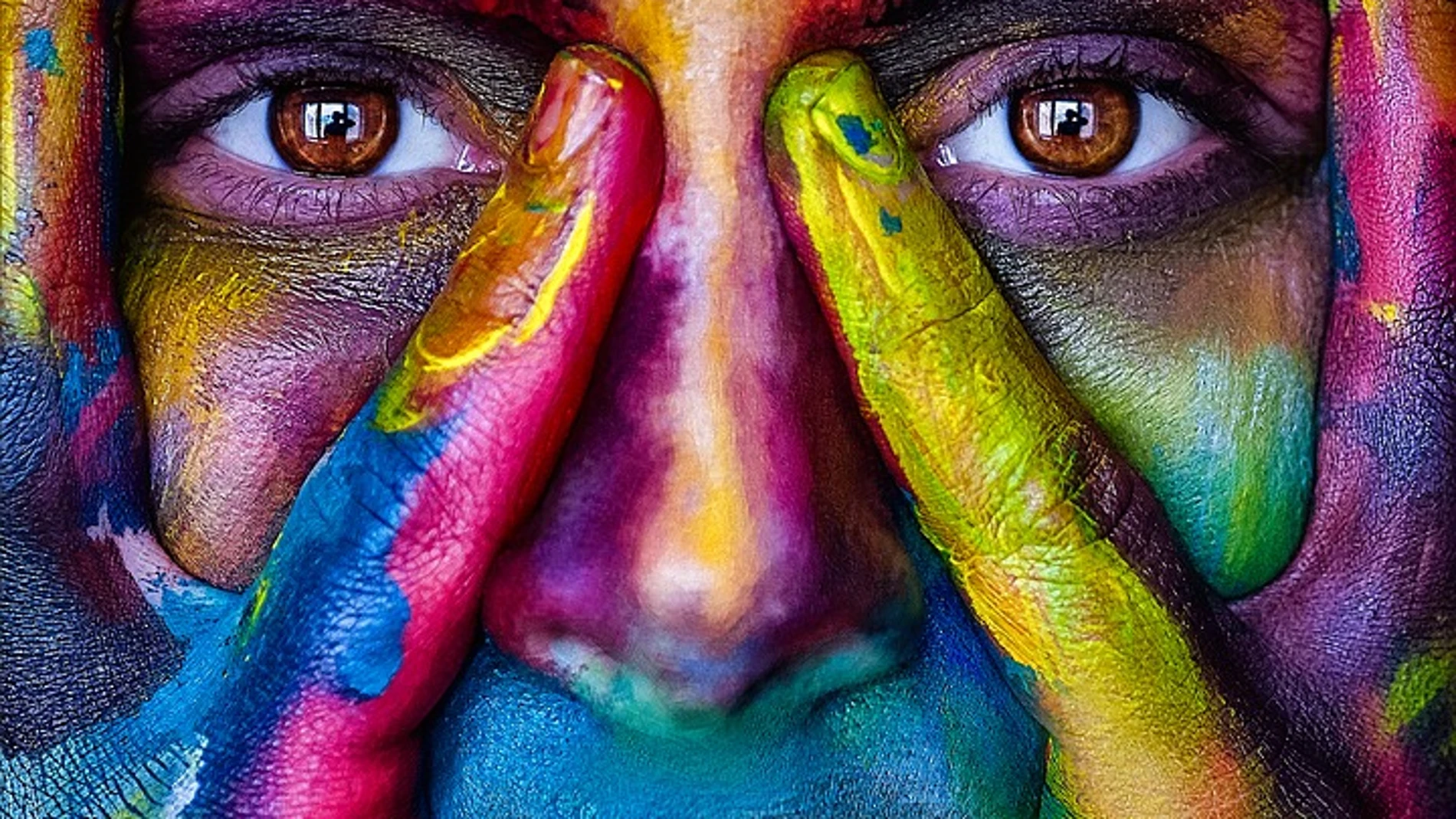 Fotografía de una mirada con diferentes tonalidades de color pintados.