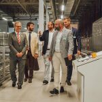 Julio Casado explica al vicepresidente Juan García-Gallardo las instalaciones de Mercadona, en presencia de Veganzones