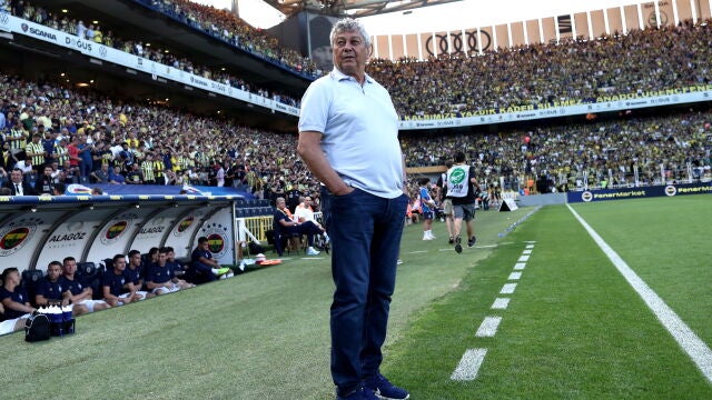 Mircea Lucescu, entrenador del Dinamo Kiev, durante el partido ante el Fenerbahçe
