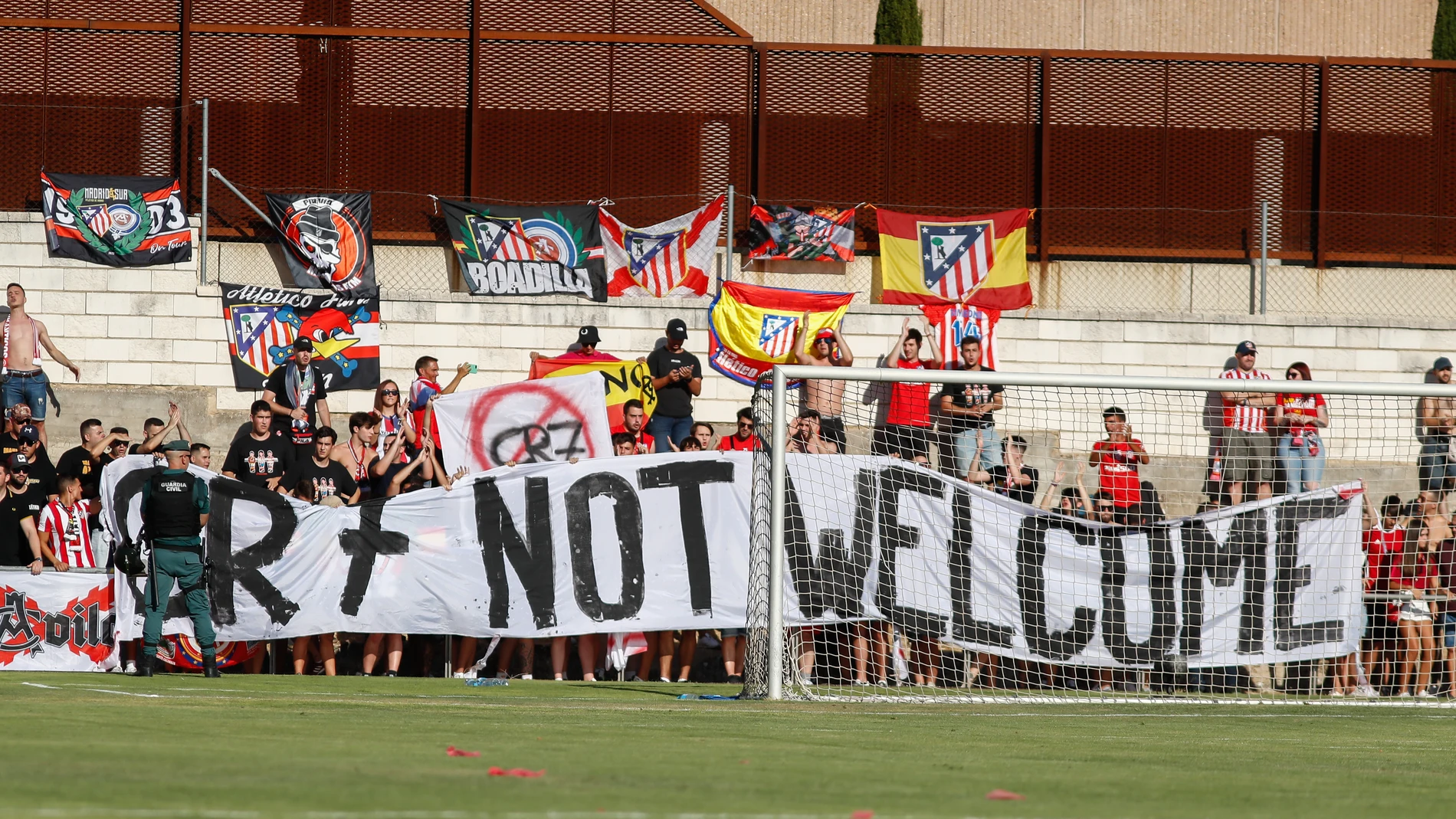 Pancarta exhibida por algunos aficionados del Atlético de Madrid en contra de Cristiano Ronaldo.