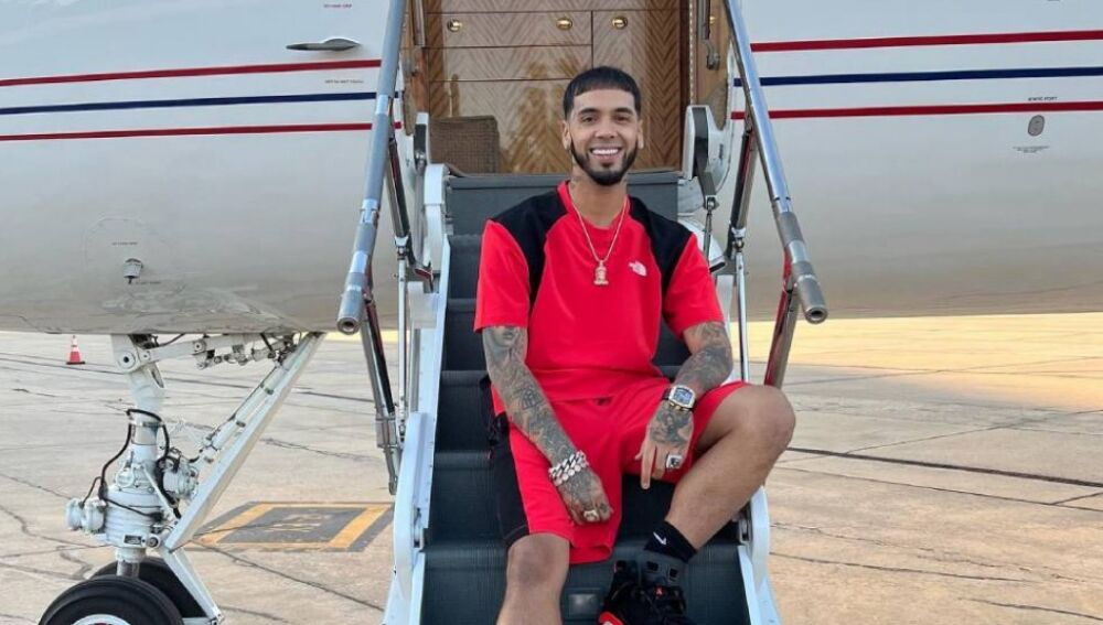 Anuel AA presume de su avión privado en redes sociales