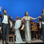 Anna Netrebko entre Elchin Azizov, a su derecha, y Michelangelo Mazza