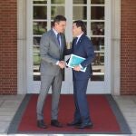 El presidente del Gobierno, Pedro Sánchez (i), recibe al presidente de la Junta de Andalucía, Juanma Moreno Bonilla (d), en el Palacio de La Moncloa. Eduardo Parra / Europa Press