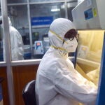 Un técnico de laboratorio trabaja en Chennai (India) analizando muestras para detectar monkeypox
