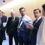 El secretario General del Tesoro y Financiación Internacional, Carlos Cuerpo Caballero (c) escucha al presidente de Unicaja, Manuel Azuaga Moreno (2i), el presidente de Caixabank, José Ignacio Goirigolzarri (i) y el presidente del BBVA, Carlos Torres Vila (2d)