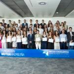 Lorenzo Cooklin, director general de la Fundación Mutua, rodeado de los beneficiarios de las becas