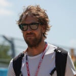 Sebastian Vettel, del equipo Aston Martin en el paddock
