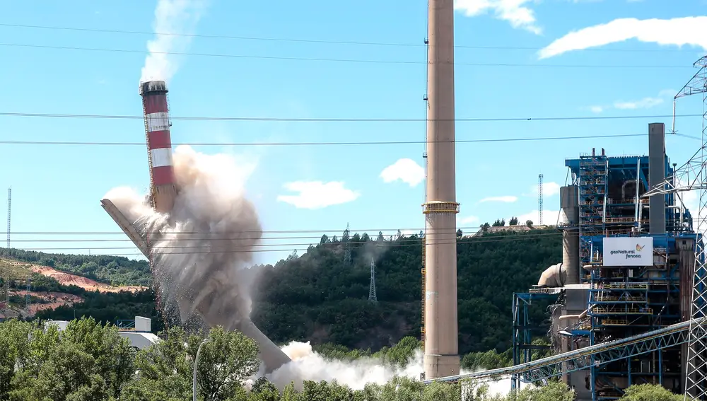 Naturgy derriba una de las dos chimeneas de salida de humos de la central térmica de La Robla