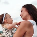 Carolina y su hija Nayra, de tan solo 15 meses y con atrofia muscular espinal tipo 1