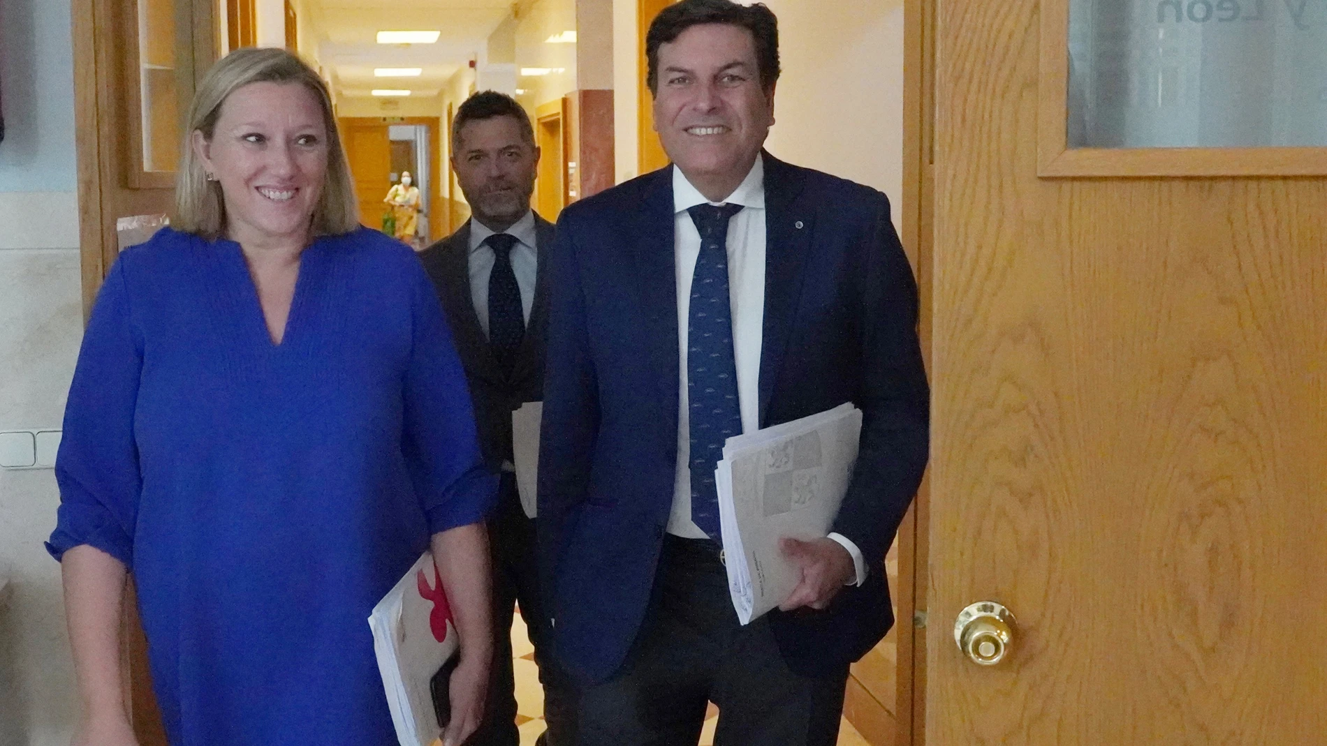 El consejero de Economía y Hacienda y portavoz, Carlos Fernández Carriedo, y la consejera de Familia e Igualdad de Oportunidades, Isabel Blanco, junto al director de Comunicación, Julio López, antes de comparecer en la rueda de prensa posterior al Consejo de Gobierno