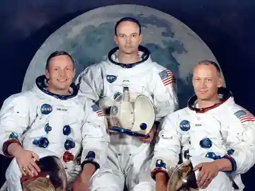 La tripulación del Apolo 11: el comandante Neil Armstrong, piloto de pruebas, el piloto del módulo de mando Michael Collins y el piloto del módulo lunar Edwin Aldrin. La tripulación del Apolo 11: el comandante Neil Armstrong, piloto de pruebas, el piloto del módulo de mando Michael Collins y el piloto del módulo lunar Edwin Aldrin.