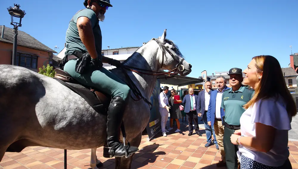 La delegada del Gobierno en Castilla y León, Virginia Barcones, durante la presentación en Camponaraya (León), de los medios activados por la Guardia Civil en 2022 para la seguridad del Camino de Santiago y la campaña ‘No camines sola’