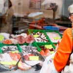 Una pescadería muestra sus productos