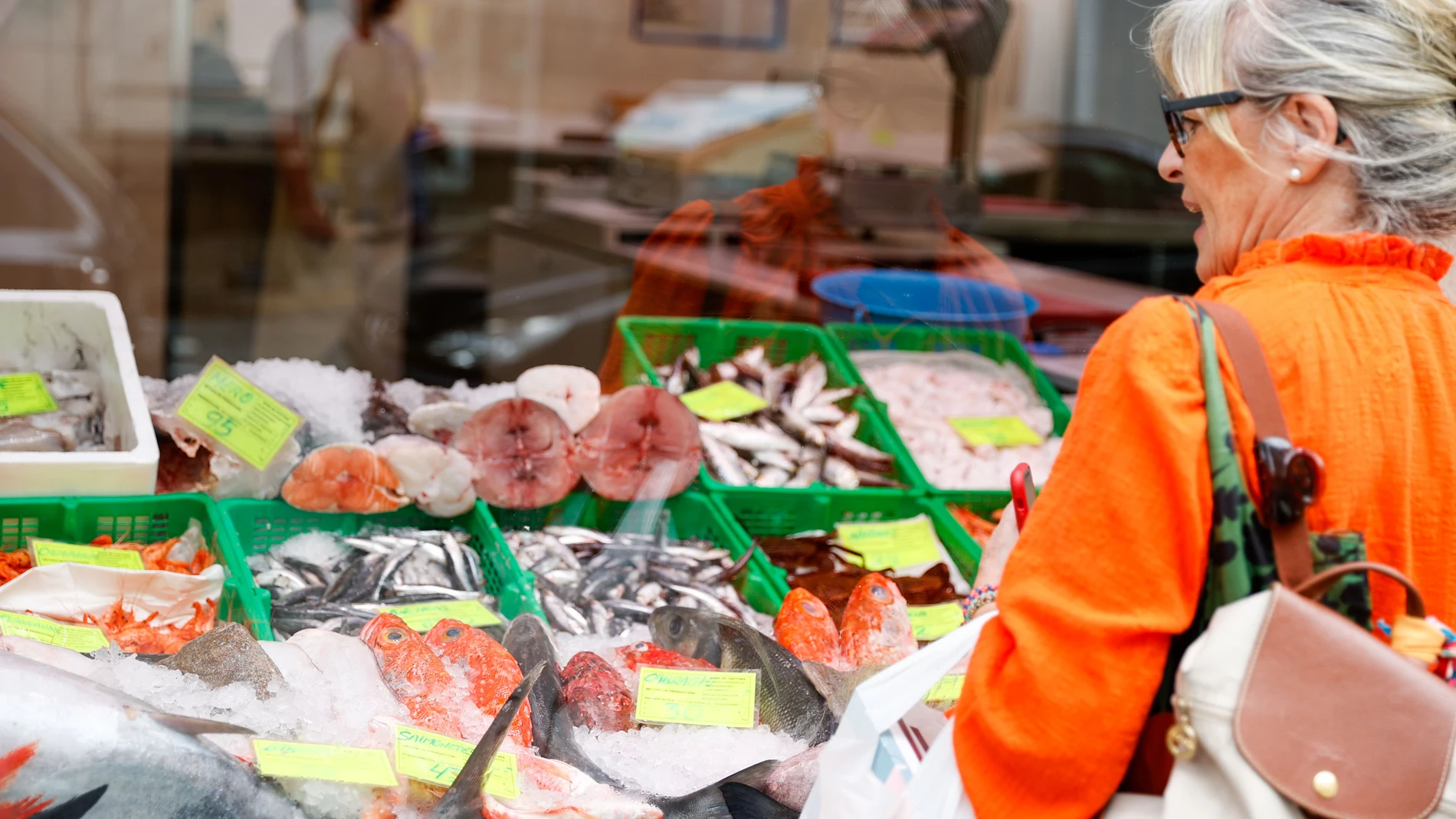 Una pescadería muestra sus productos