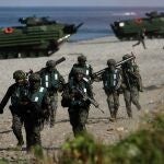 Soldados de Taiwán participan en un simulacro de desembarco anfibio en Pingtung el jueves pasado