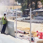 Dos obreros colocan una pieza metálica del cajón de obra durante las obras de ampliación del metrocentro de San Bernardo a Santa Justa en el barrio de Nervión. Joaquin Corchero / Europa Press