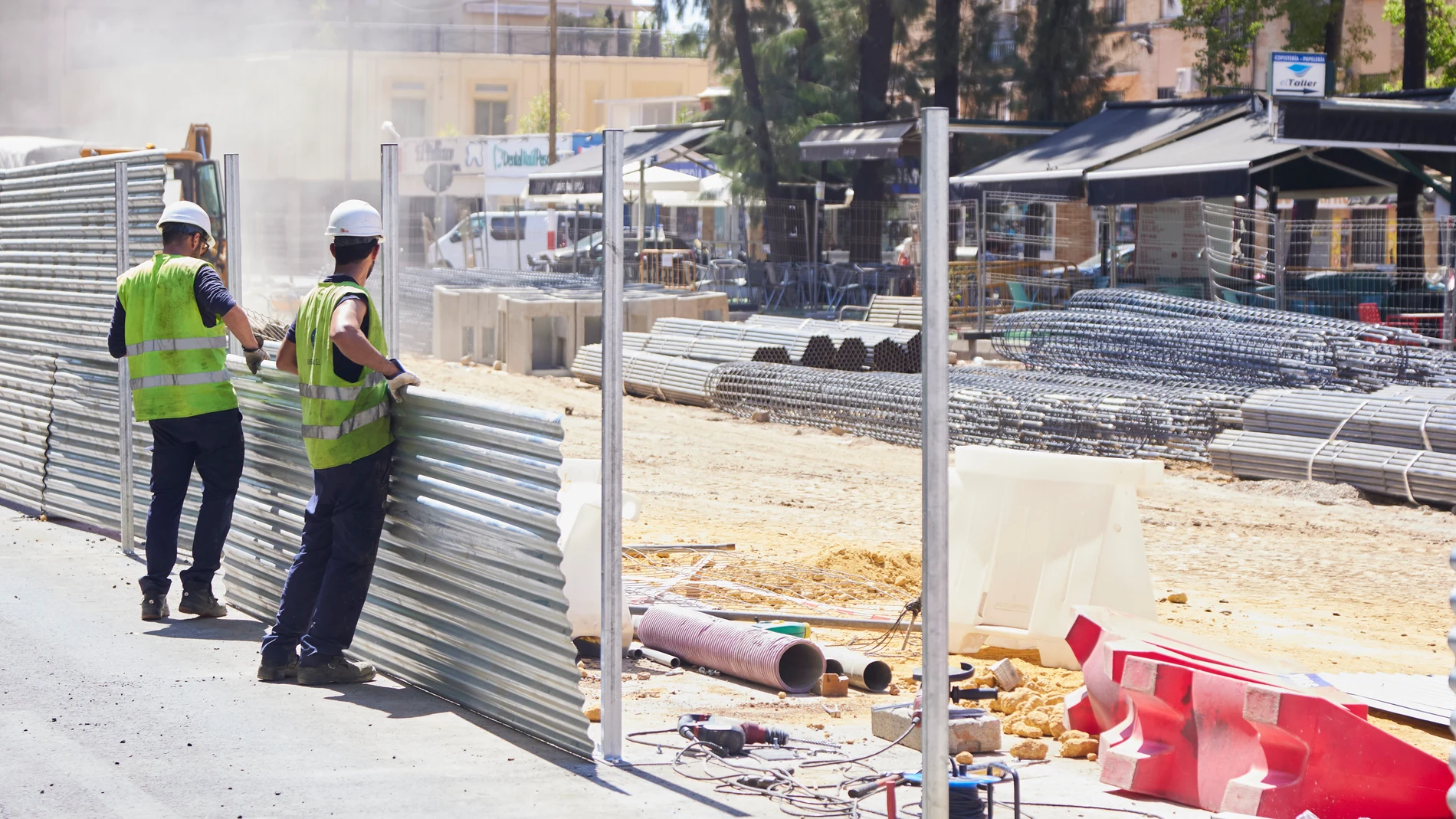 Dos obreros colocan una pieza metálica del cajón de obra durante las obras de ampliación del metrocentro de San Bernardo a Santa Justa en el barrio de Nervión. Joaquin Corchero / Europa Press